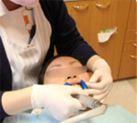 歯の表面のクリーニングを受ける女性